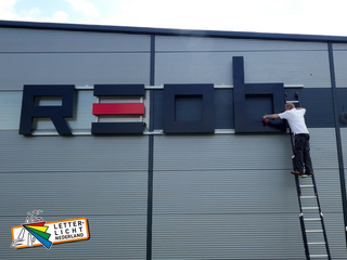 Doosletters op gevel monteren